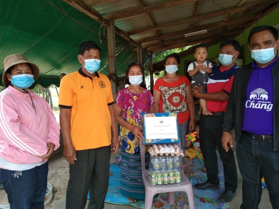 วันที่ 8 เมษายน 2565 องค์การบริหารส่วนตำบลตองปิด โดย นายสามารถ นนทะศรี นายกองค์การบริหารส่วนตำบลตองปิด พร้อมคณะผู้บริหารให้เจ้าหน้าที่ ได้ลงพื้นที่มอบเครื่องอุปโภคบริโภค ให้กับผู้กักตัว เนื่องจากโรคติดเชื้อไวรัสโคโนน่า-19(COVID) จำนวน 94 ครัวเรือน