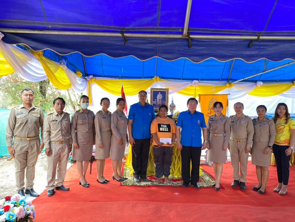 วันที่ 22 เมษายน 2567  เวลา 15.00 น. นายธาตรี สิริรุ่งวนิช ปลัดจังหวัดศรีสะเกษ/กรรมการและเลขานุมูลนิธิราชประชานุเคราะห์ประจำจังหวัด เป็นประธานในพิธีมอบสิ่งของพระราชทานในมูลนิธิราชประชานุเคราะห์ ในพระบรมราชูปถัมภ์ให้ผู้ประสบอัคคีภัย พร้อมด้วย คณะกรรมการมูลนิธิราชประชานุเคราะห์ ในพระบรมราชูปถัมภ์ประจำจังหวัดศรีสะเกษ หัวหน้าส่วนราชการ สมาชิกเหล่ากาชาดจังหวัดศรีสะเกษ ชมรมแม่บ้านมหาดไทย สำนักงานพัฒนาสังคมและความมั่นคงของมนุษย์จังหวัดศรีสะเกษ สำนักงานป้องกันและบรรเทาสาธารณภัยจังหวัดศรีสะเกษ สำนักงานประชาสัมพันธ์จังหวัดศรีสะเกษ กำนัน ผู้ใหญ่บ้าน และจิตอาสา เข้าร่วมในพิธี พร้อมมอบเงินและสิ่งของเพื่อเป็นการช่วยเหลือในเบื้องต้น โดยมีนายสามารถ นนทะศรี นายกองค์การบริหารส่วนตำบลตองปิด นางสาวศุภาณัฐกาญจน์ เพ็งพาธวัต ปลัดองค์การบริหารส่วนตำบลตองปิด พร้อมด้วยคณะผู้บริหาร หัวหน้าส่วนราชการ พนักงานส่วนตำบล สมาชิกสภาองค์การบริหารส่วนตำบลตองปิดร่วมในพิธีในครั้งนี้ด้วย       โดยมีนายอิศรา โพธิ์เงิน นายอำเภอน้ำเกลี้ยง กรรมการมูลนิธิราชประชานุเคราะห์ประจำจังหวัด กล่าวต้อนรับและรายงานสถานการณ์ ด้วยเมื่อวันที่