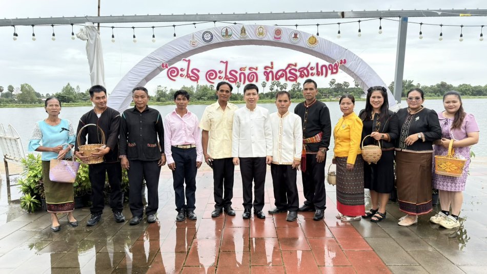 “ศรีสะเกษรวมพลังประชาชนถวายพระพรชัยมงคล “เจ้าฟ้าจุฬาภรณ์” พร้อมใจทำบุญตักบาตร แสดงความจงรักภักดีทั่วทั้งจังหวัด”   วันที่ 7 กรกฎาคม พ.ศ. 2569 เวลา 06.30 น. องค์การบริหารส่วนตำบลตองปิด นำโดย นายธวัชชัย ศรวิชัย นายกองค์การบริหารส่วนตำบลตองปิด นางพัชรีพร บุญมา ปลัดองค์การบริหารส่วนตำบลตองปิด มอบหมายให้พนักงานเจ้าหน้าที่องค์การบริหารส่วนตำบลตองปอด เข้าร่วมกิจกรรมทำบุญตักบาตร เจริญพระพุทธมนต์ และลงนามถวายพระพรชัยมงคล เพื่อถวายพระกุศลและแสดงความจงรักภักดี เนื่องในโอกาสวันคล้ายวันประสูติ สมเด็จพระเจ้าน้องนางเธอ เจ้าฟ้าจุฬาภรณวลัยลักษณ์ อัครราชกุมารี กรมพระศรีสวางควัฒน วรขัตติยราชนารี ท่ามกลางบรรยากาศที่เปี่ยมด้วยความสงบ สมพระเกียรติ และความสำนึกในพระกรุณาธิคุณ   ณ. ลานโคปุระ สวนเฉลิมพระเกียรติพระบาทสมเด็จพระเจ้าอยู่หัว เฉลิมพระชนมพรรษา 80 พรรษา เกาะห้วยน้ำคำ อำเภอเมืองศรีสะเกษ    โดยมีนายอนุรัตน์ ธรรมประจำจิต ผู้ว่าราชการจังหวัดศรีสะเกษ พร้อมด้วย นางโสภา ธรรมประจำจิต นายกเหล่ากาชาดจังหวัดศรีสะเกษ เป็นประธานในพิธีเจริญพระพุทธมนต์ ทำบุญตักบาตรถวายพระกุศล และนำหัวหน้าส่วนราชการ ข้าราชการ และประช