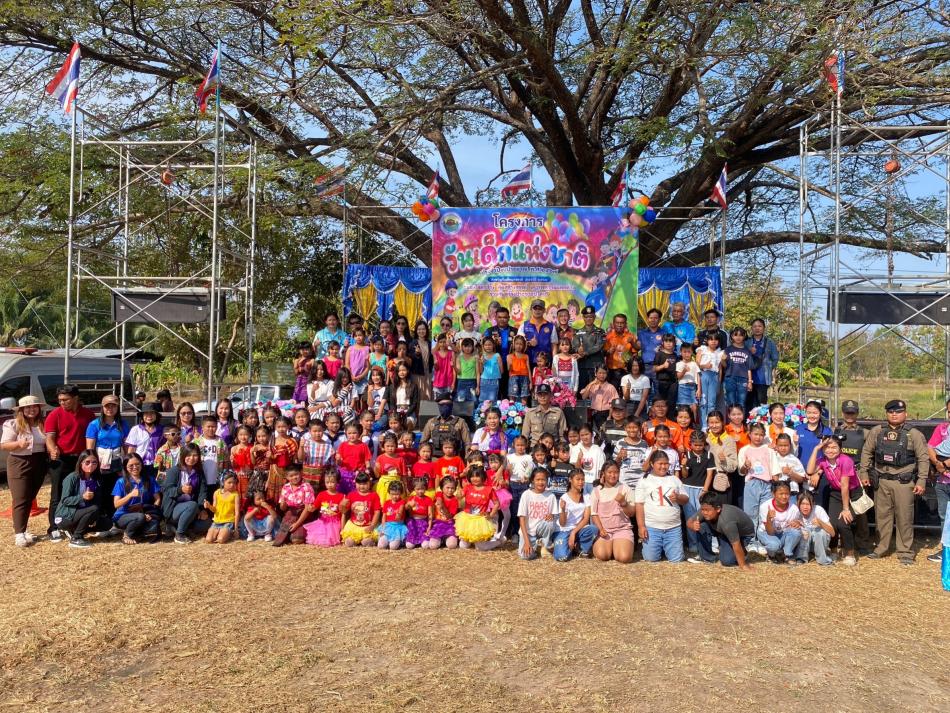 วันที่ 13 มกราคม 2567 เวลา 09:00 ???????? นายสามารถ นนทะศรี นายกองค์การบริหารส่วนตำบลตองปิด นางสาวศุภาณัฐกาญจน์ เพ็งพาธัต ปลัดองค์การบริหารส่วนตำบล พร้อมด้วยคณะผู้บริหาร สมาชิกสภาองค์การบริหารส่วนตำบลตองปิด หัวหน้าส่วนราชการ พนักงานส่วนตำบล พนักงานจ้าง ผู้นำชุมชน คณะครูนักเรียน และพี่น้องชาวตำบลตองปิด ร่วมพิธีเปิดงานโครงการวันเด็กแห่งชาติ ประจำปีงบประมาณ 2567 โดยมีกิจกรรมและของรางวัลมากมายภายในงาน ณ สนามกีฬาองค์การบริหารส่วนตำบลตองปิด ต.ตองปิด อ.น้ำเกลี้ยง จ.ศรีสะเกษ   โดยมีนายอิศรา โพธิ์เงิน นายอำเภอน้ำเกลี้ยงเป็นประธานในพิธีเปิด