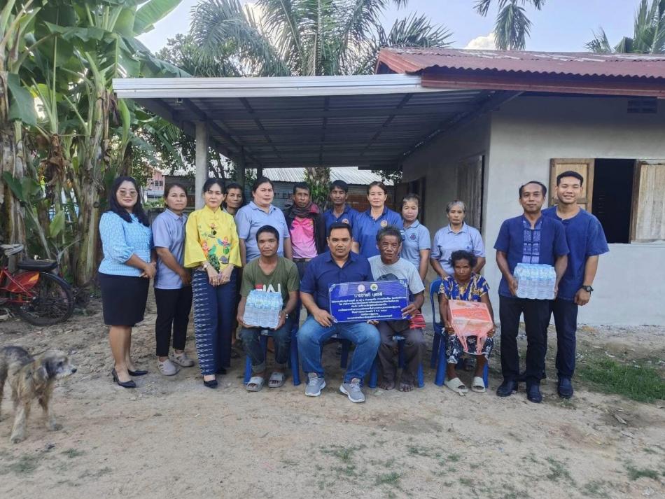 วันที่ 22 ตุลาคม 2567 องค์การบริหารส่วนตำบลตองปิดโดยการนำของนายสามารถ นนทะศรี นายก องค์การบริหารส่วนตำบลตองปิด  นางสาวศุภาณัฐกาญจน์ เพ็งพาธวัต ปลัดองค์การบริหารส่วนตำบลตองปิด พร้อมด้วยข้าราชการ พนักงานเจ้าหน้าที่  ร่วมมอบบ้าน ตามโครงการปรับสภาพแวดล้อมและสิ่งอำนวยความสะดวกของผู้สูงอายุให้เหมาะสมและปลอดภัย ประจำปีงบประมาณ พ.ศ.2567  ให้แก่นายชาตรี บุตรดี อายุ 61 ปี บ้านเลขที่ 84 หมู่ที่ 2 บ้านยางน้อย ตำบลตองปิด อำเภอน้ำเกลี้ยง จังหวัดศรีสะเกษ