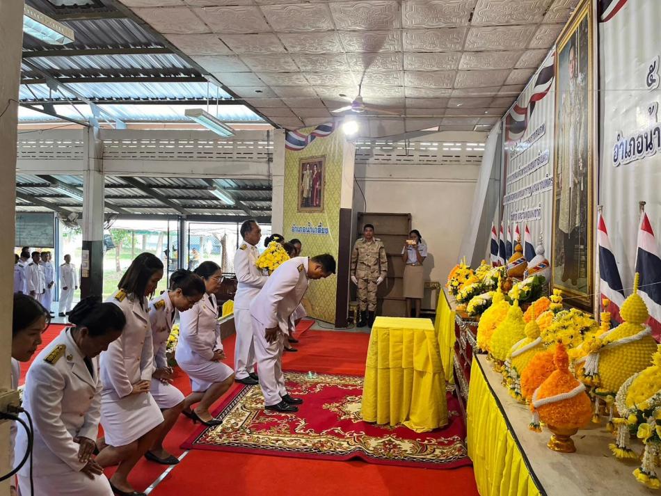 ๕ ธันวาคม   น้อมสำนึกในพระมหากรุณาธิคุณและเทิดพระเกียรติ เนื่องในโอกาสวันคล้ายวันพระบรมราชสมภพ พระบาทสมเด็จพระบรมชนกาธิเบศร มหาภูมิพลอดุลยเดชมหาราช บรมนาถบพิตร ด้วยเกล้าด้วยกระหม่อม ขอเดชะ ข้าพระพุทธเจ้านายกองค์การบริหารส่วนตำบลตองปิด คณะผู้บริหาร ข้าราชการ พนักงาน องค์การบริหารส่วนตำบลตองปิด