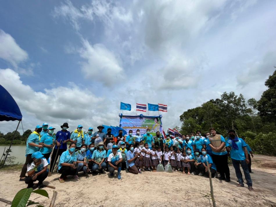 11 สิงหาคม 2565        นายอดุลย์ หมื่นลึก นายอำเภอน้ำเกลี้ยง ให้เกียรติมาเป็นประธานในพิธีเปิดโครงการปลูกป่าเฉลิมพระเกียรติสมเด็จพระนางเจ้าสิริกิต์ พระบรมราชินีนาถ พระบรมราชชนนี พันปีหลวง "รวมใจท้องถิ่น ปลูกต้นไม้เพื่อแผ่นดิน สืบสานสู่ 90 ล้านต้น "        โดยมีนายสามารถ นนทะศรี นายกองค์การบริหารส่วนตำบลตองปิด กล่าววัตถุประสงค์รายงานการจัดงาน พร้อมด้วยคณะผู้บริหาร ประธานสภา สมาชิกสภาองค์การบริหารส่วนตำบลตองปิด พนักงานส่วนตำบล กำนัน ผู้ใหญ่บ้าน เกษตรอำเภอน้ำเกลี้ยง พัฒนาการอำเภอน้ำเกลี้ยง หน่วยงานที่เกี่ยวข้อง พร้อมด้วยชาวบ้านบากและบ้านใกล้เคียง    ในกิจกรรมการปลูกต้นไม้จำนวน 1,200 ต้น ได้แก่ สัก ยางนา มะขามป้อม มะค่าโมง ติ้ว กันเกรา บาก พะยูง ฯลฯ เป็นต้น  และการปล่อยปลา จำนวน 3,000 ตัว ได้แก่ พันธุ์ปลาดุก ปลานิล ปลาตะเพียน ฯลฯ เป็นต้น ณ ป่าสาธารณะประโยชน์ หนองจันทะโบน บ้านบาก หมู่ที่ 4 ต.ตองปิด อ.น้ำเกลี้ยง จ.ศรีสะเกษ