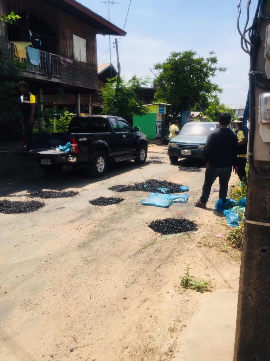 ซ่อมแซมถนนลาดยางบ้านบัวระรัมย์