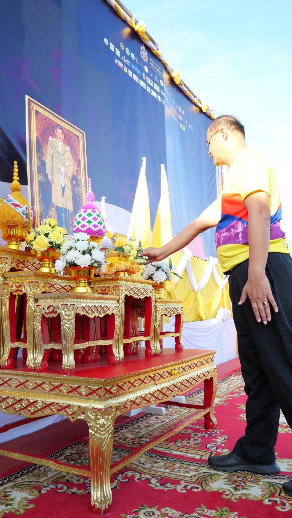 วันที่ 2 พฤศจิกายน 2567 เวลา 06.30 น. นายสามารถ  นนทะศรี นายกองค์การบริหารส่วนตำบลตองปิด พร้อมด้วยหัวหน้าส่วนราชการ พนักส่วนตำบล พนักงานจ้าง ร่วมพิธีเปิดกิจกรรมเดิน วิ่ง ปั่น ป้องกันอัมพาต ครั้งที่ 10 เฉลิมพระเกียรติพระบาทสมเด็จพระเจ้าอยู่หัว เนื่องในโอกาสพระราชพิธีมหามงคลเฉลิมพระชนมพรรษา 6 รอบ 28 กรกฎาคม 2567 เพื่อเฉลิมพระเกียรติ           โดยมีนายอิศรา โพธิ์เงิน นายอำเภอน้ำเกลี้ยง ประธานในพิธีเปิดกิจกรรมเดิน วิ่ง ปั่น ป้องกันอัมพาต ครั้งที่ 10 โดยมีส่วนราชการ หน่วยงานรัฐวิสาหกิจ สถานศึกษา องค์กรปกครองส่วนท้องถิ่น กำนัน ผู้ใหญ่บ้าน ฯลฯ ชมรม อสม. และประชาชนชาวอำเภอน้ำเกลี้ยง เข้าร่วมกิจกรรม ประกอบด้วย การเต้นแอโรบิค การจัดนิทรรศการเฉลิมพระเกียรติให้ความรู้ป้องกันโรคหลอดเลือดสมอง และกิจกรรมเดิน วิ่ง ปั่น  ณ สนามหน้าที่ว่าการอำเภอน้ำเกลี้ยง จ.ศรีสะเกษ เพื่อเฉลิมพระเกียรติพระบาทสมเด็จพระเจ้าอยู่หัว ที่ทรงเป็นดั่งแสงนำใจ และทรงเป็นแบบอย่างแก่ประชาชนชาวไทย ในการรักษาสุขภาพและการออกกำลังกาย 