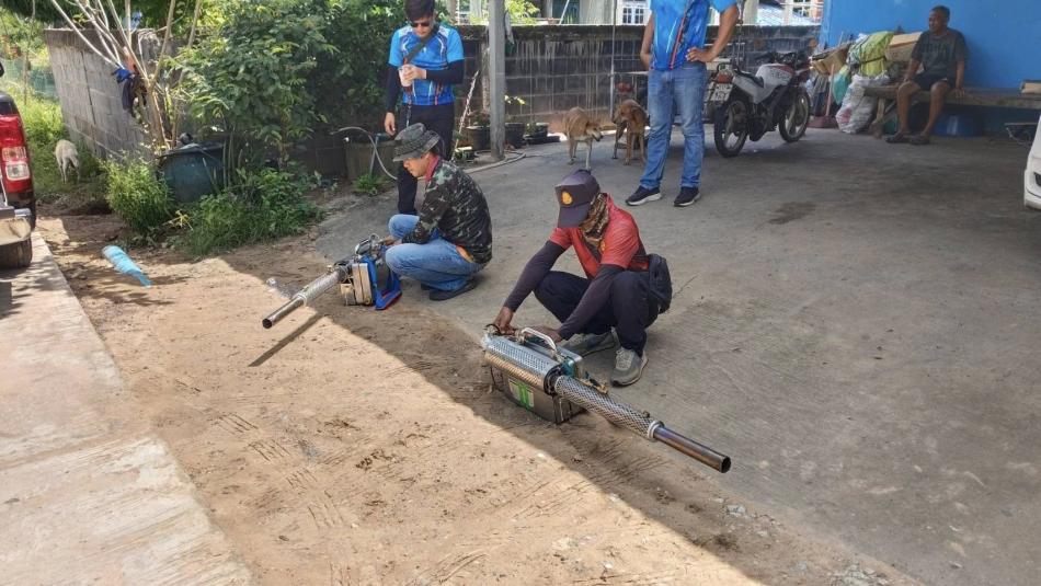 วันที่ 8 สิงหาคม 2568 เวลา 13.30 น. นายสามารถ นนทะศรี นายกองค์การบริหารส่วนตำบลตองปิด นายบรรจง ยั้งใจ ปลัดองค์การบริหารส่วนตำบลตองปิด  งานสาธารณสุข สำนักปลัด และเจ้าหน้าที่ที่เกี่ยวข้อง ได้รับแจ้งจากศูนย์ควบคุมโรคโรงพยาบาลน้ำเกลี้ยง ผ่านไลน์กลุ่มทีม SRRT น้ำเกลี้ยง ในวันที่ 7 ส.ค. 2568 เวลา 14.45 น. ว่าพบผู้ป่วยที่น่าจะเป็นไข้เด็งกี (โรคไข้เลือดออก)จำนวน 1 ราย คือนายเหมราช คำสุวรรณ อายุ 17 ปี ผู้ป่วยอาศัยอยู่บ้านเลขที่ 25 ม.1 บ้านตองปิด ต.ตองปิด อ.น้ำเกลี้ยง จ.ศรีสะเกษ และได้ดำเนินการออกฉีดพ่นสารเคมีกำจัดยุงลายบริเวณที่อยู่อาศัยของผู้ป่วย