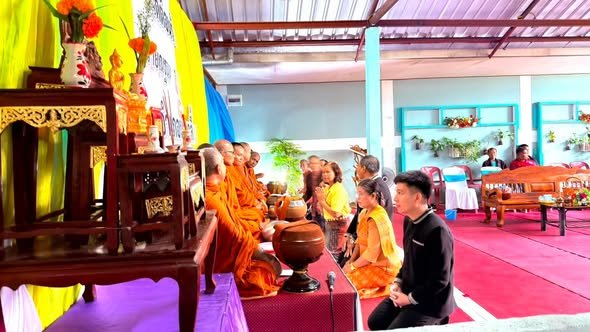 วันที่  23  กรกฎาคม  2569 เวลา 08.00น. โดยนายธวัชชัย ศรวิชัย นายกองค์การบริหารส่วนตำบลตองปิด มอบหมายให้นางพัชรีพร บุญมา ปลัดองค์การบริหารส่วนตำบลตองปิด พร้อมด้วยหัวหน้าส่วนราชการ พนักงานส่วนตำบล ร่วมกิจกรรมนุ่งผ้าไทยใส่บาตร          โดยมีนายณฐนน สุวรรณ์ นายอำเภอน้ำเกลี้ยง เป็นประธานในพิธี พร้อมทั้งพบปะ เยี่ยมเยียนคณะครู นักเรียน  และผู้เข้าร่วมกิจกรรมในครั้งนี้         ทั้งนี้ ได้มอบโอวาทเพื่อปลูกฝังคุณธรรม จริยธรรม ส่งเสริมให้นักเรียนเป็นคนดี มีวินัย และตั้งใจศึกษาเล่าเรียน               โดยมี นางจิรานัน  สุขศรี ผู้อำนวยการโรงเรียนบ้านสวนกล้วย คณะครู นักเรียน กำนันตำบลตองปิด ผู้ใหญ่บ้าน และประชาชน ร่วมทำบุญตักบาตรข้าวสาร อารหารแห้ง   ณ โรงเรียนบ้านสวนกล้วย ตำบลตองปิด 